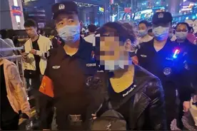 进洪崖洞有“快速通道”？带路费30元？！女子被治安拘留5天图片