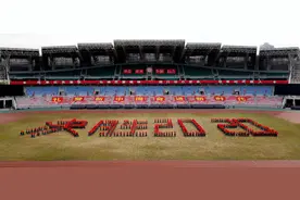 35秒 | 超燃！临沂大学2020新生军训方阵组字表白祖国图片