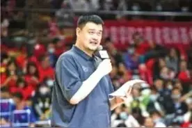 聚焦｜以篮球的方式向武汉致敬！姚明马布里向武汉小学生传授投篮绝技图片