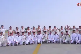 硬核又浪漫！战机助阵海军航空兵集体婚礼图片