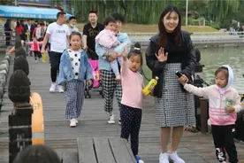 济宁太白湖景区水上游览登岛线路受青睐，游客笑开颜图片