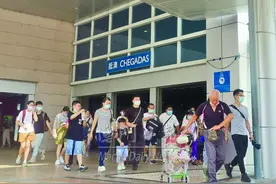 澳门：关闸入境人流增 通关畅顺图片