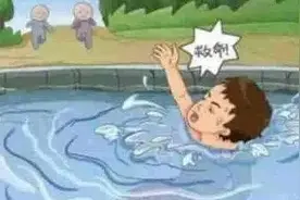 惊险！黄山一女童落入小区水池图片