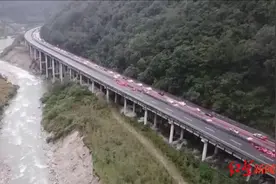 车多缓行 雅西高速西昌往成都方向栗子坪到南桠停车区路段单边放行图片