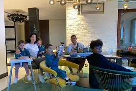 整整齐齐的一家人！C罗晒全家福，同乔治娜带娃出镜图片