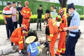 环卫女工被卡下水道“沙井盖”，民警消防员合力救出图片