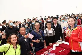 “双料冠军”谈夺冠：那不仅仅是奖杯和奖牌 它比我的生命更重要图片