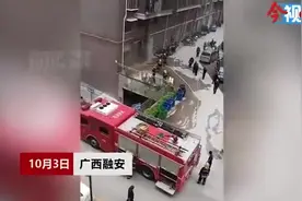 生死时速！救护车高速路上遇堵车，广西3名摩友帮忙开道图片