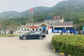 哭笑不得！老婆输了一局双扣，老公将她丢在了高速服务区……图片