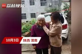 惊喜！女儿假装看病带妈妈回外婆家，结果母亲一到县城就哭了图片