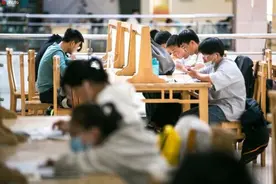 座无虚席！假期大学生图书馆加班自习图片