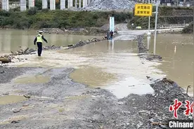 降雨致国道247多处泥石流山体滑坡 四川平武至九寨沟道路中断图片