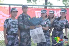 军训结束，新生送教官140余幅画像图片