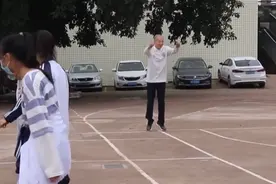 硬核！91岁体育老师仍坚持上课图片