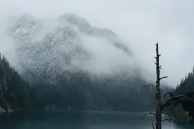 假期第六天九寨沟迎第一场雪，景区连续两日游客达最大承载量图片