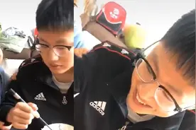 4岁妹妹当家长面问18岁哥哥“带回来的姐姐是嫂子吗”，哥哥反应让人爆笑视频封面