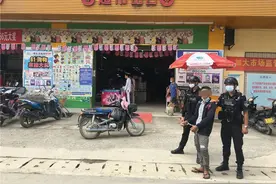 男子在自家后院准备送4人偷越国境，被瑞丽公安抓获图片