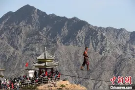 宁夏贺兰山上演高空峡谷走钢丝图片