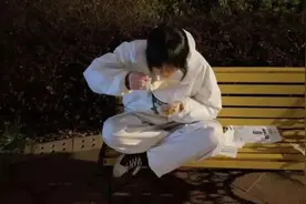 那个在武汉被我抱在怀里的宝宝，现在已经会走路了图片