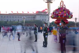 满满的爱！儿子在天安门站岗，一眼认出头顶“比心”的父亲图片