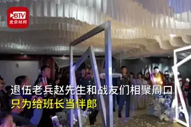 退伍老兵踢正步为军嫂盖头纱：想给班长和嫂子一个难忘的婚礼图片