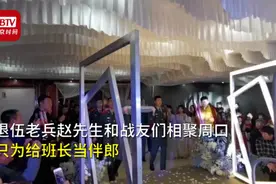 退伍老兵踢正步为军嫂盖头纱：想给班长和嫂子一个难忘的婚礼图片