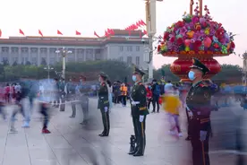 有爱！父亲头顶“比心”，天安门站岗的儿子看到了图片
