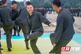 组图丨“斗鸡”掰手腕 武警湖南总队新兵开心度假期图片