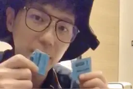 白宇手机贴膜教程图片