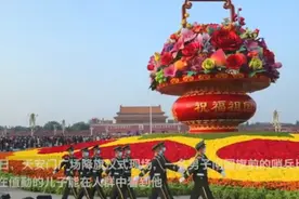 入伍后第一次见面，父亲隔空比心天安门站岗儿子：这是全家人的光荣图片