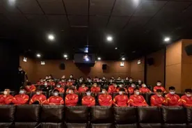 体坛联播｜国足集体观看《夺冠》，队员：会努力学习女排精神图片