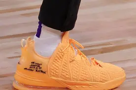 老詹今日穿橙黄色Lebron 18战靴 印有科比和吉安娜的球衣号码图片