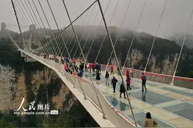 湖南张家界：漫步玻璃桥 快乐度假期图片