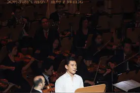 看王耀庆如何在交响乐中一人分饰22角｜新京报×国家大剧院图片