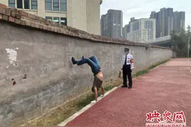 郑州59岁男子每天坚持倒立 练出“绝活”治好病图片