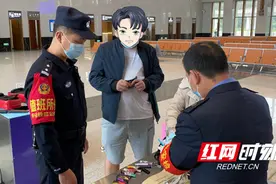 男子携带100多个打火机坐动车 被民警当场依规没收图片