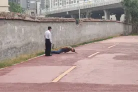 倒立行走、单手俯卧撑 年近六旬男子健身不简单图片