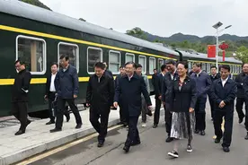 国铁集团总经理、党组副书记杨宇栋莅栾调研铁路定点扶贫工作图片