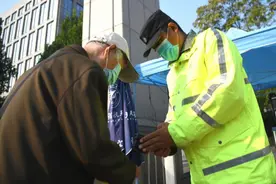 80后校园保安节日给儿子鼓劲儿：爸爸在北航上班 你将来也考到这里图片