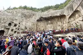 千年佛像被摸出包浆，不文明旅游行为何时停？图片