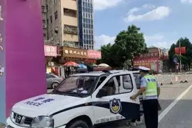 狠起来自己都打！情侣因琐事争吵，女生一气之下用砖头砸晕自己图片