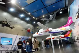 江苏扬州：国庆长假 娃娃放飞航空报国梦图片