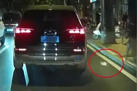 车辆行驶随手扔垃圾，后车行驶记录仪全记录，假期出行开车请“管住手”图片