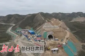 我国“八纵八横”铁路网京兰通道 中兰客专最长黄土隧道贯通图片