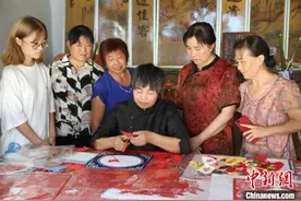 大别山小城：“金剪刀”剪出致富路“银绣针”绣出新生活图片
