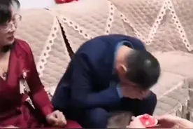 女儿出嫁敬茶，一句话让爸爸泪崩……图片