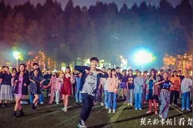 舞王在哪里？武汉高校“千人舞团”跳广场舞图片