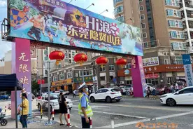 女子在一景区门口用砖头砸晕自己！只因与男友吵架怄气图片