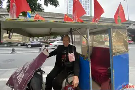 迎国庆三轮车上插红旗，成都大爷火了！网友：想坐一次大爷的三轮车图片