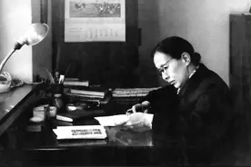 送别她的是万千朵的鲜花图片